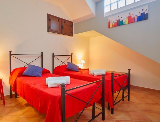 villa olimpia sicilie slaapkamer 2 bedden.jpg