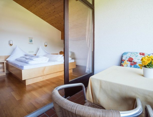 alpenapart-montafon-tschagguns-vorarlberg-appartement-6-slaapkamer-balkon.jpg