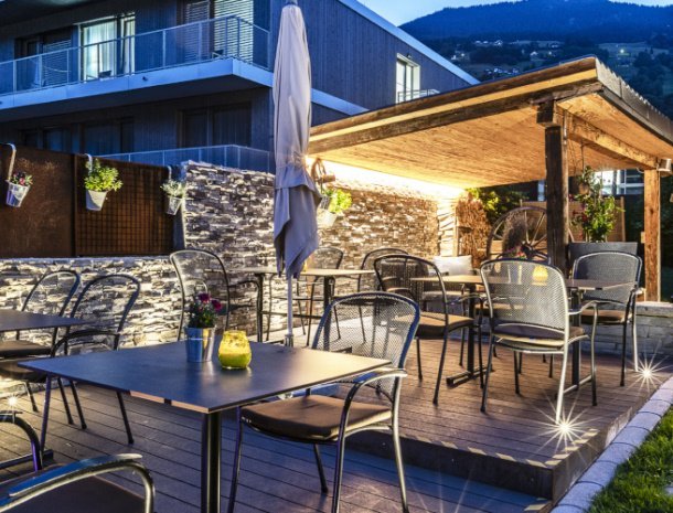 pension-hochjochstobli-vorarlberg-terras-avond.jpg