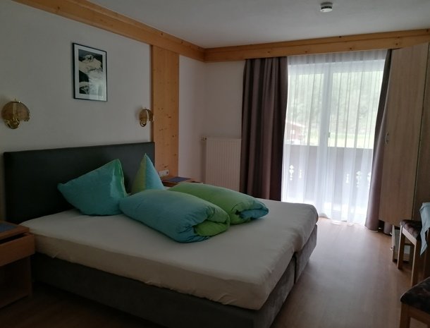 pension-gschwandthof-pitztal-bedandbreakfast-slaapkamer-raam.jpg