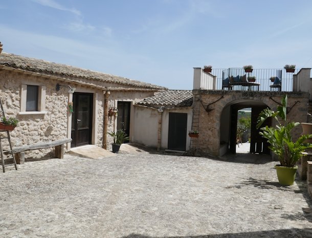 agriturismo-baglio-san-nicola-dakterras-binnenplaats.jpg