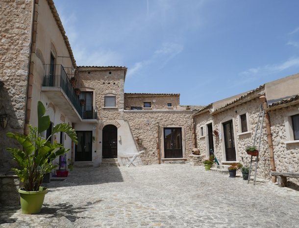agriturismo-baglio-san-nicola-binnenplaats-kamers.jpg