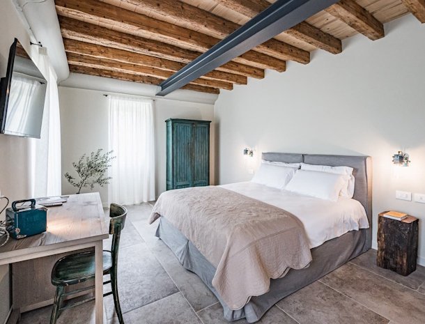 Borgo Gradis'ciutta Gorizia Friuli kamer Castagno.jpg