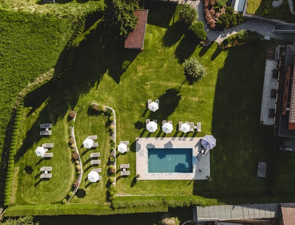 Hotel-Reischach-Kronplatz-zwembad-ligweide-bovenaanzicht.jpg