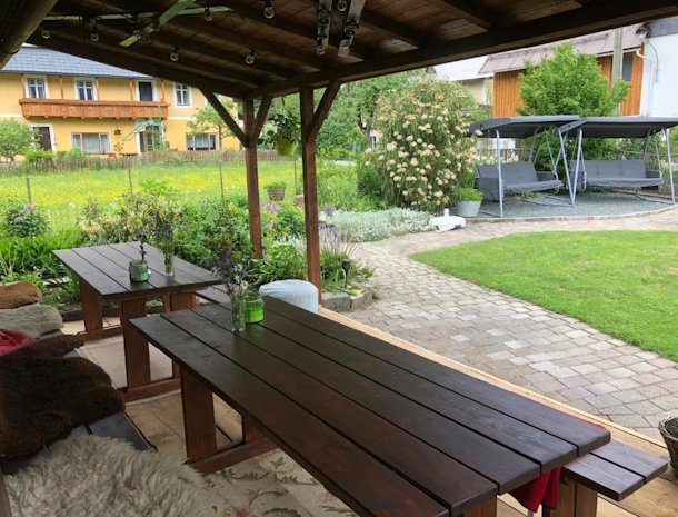 Landhaus-Kloosterstube-overzicht-tuin.jpg
