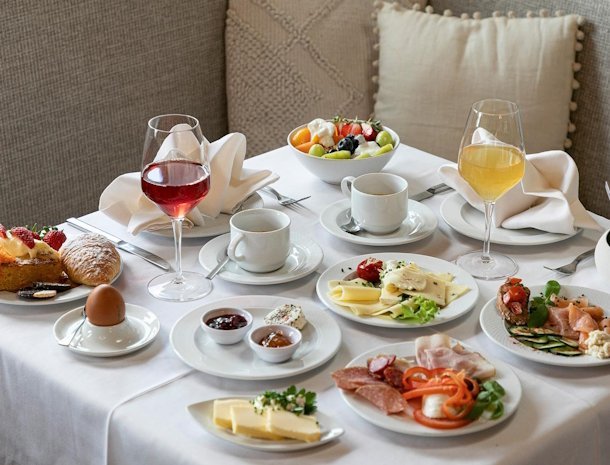 Riedingerhof-Merano-Trentino-ontbijttafel.jpg