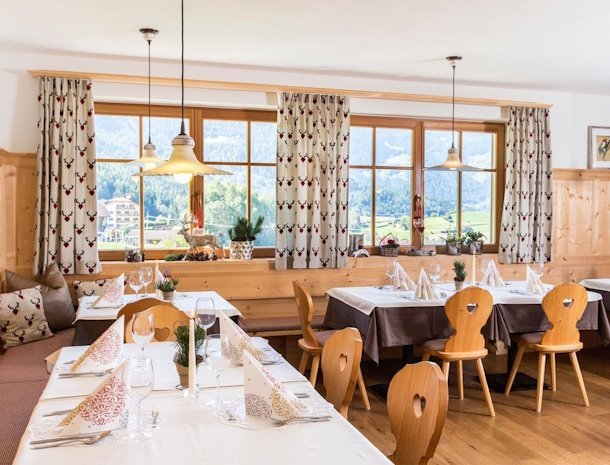 Hotel-Lindnerhof-Sankt-Lorenzen-Pustertal-restaurant-tafels.jpg