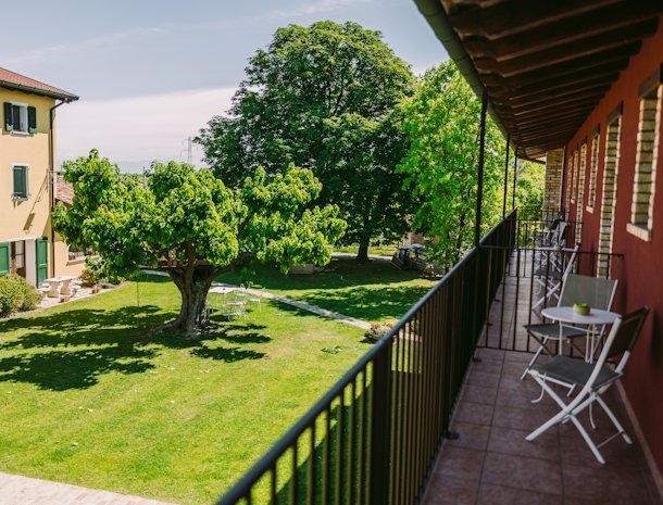 Albafiorita-agriturismo-latisana-friuli-kamers-balkon.jpg