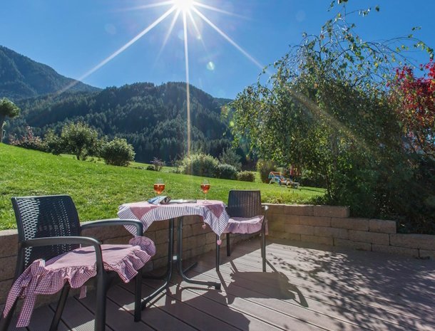 Hotel-Lindnerhof-Sankt-Lorenzen-Pustertal-terras-drankjes.jpg