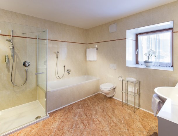 Hotel-Reischach-Kronplatz-junior-suite-badkamer.jpg