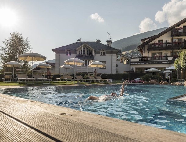 Hotel-Angelo-Engel-Ortisei-Trentino-zwembad.jpg