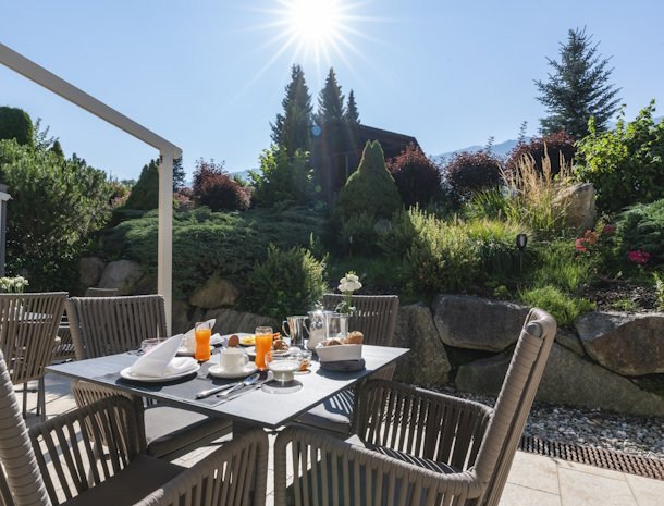 Hotel-Reischach-Kronplatz-terras-ontbijt.jpg