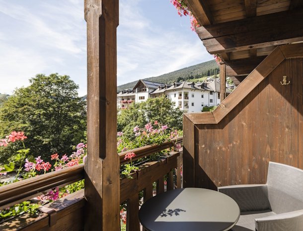 Hotel-Angelo-Engel-Ortisei-Trentino-balkon.jpg