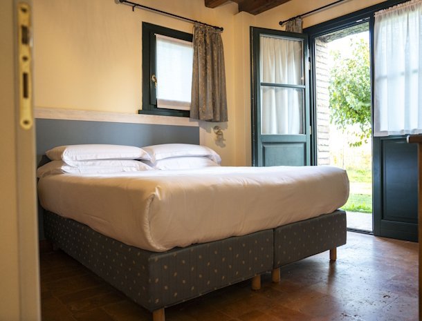Albafiorita-agriturismo-latisana-friuli-slaapkamer-aan-tuin.jpg