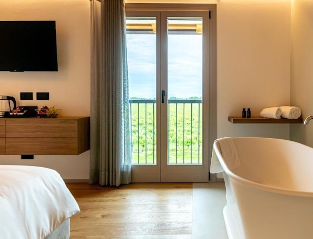 Locanda-Forchir-Camino-al-Tagliamento-Friuli-bad-uitzicht-wijngaarden.jpg