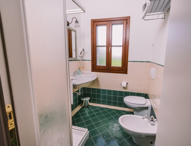 Albafiorita-agriturismo-latisana-friuli-badkamer-standaard-kamer.jpg