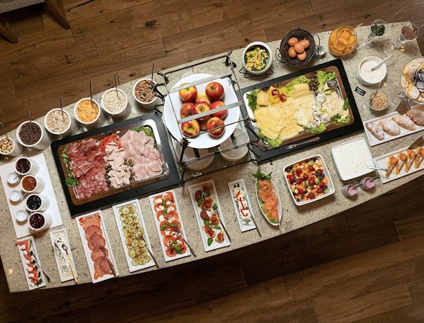 Riedingerhof-Merano-Trentino-ontbijtbuffet.jpg