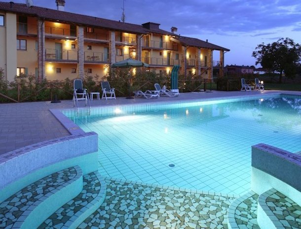 Tenuta-Aganis-Palazzolo-dello-Stella-Friuli-zwembad-avond.jpg