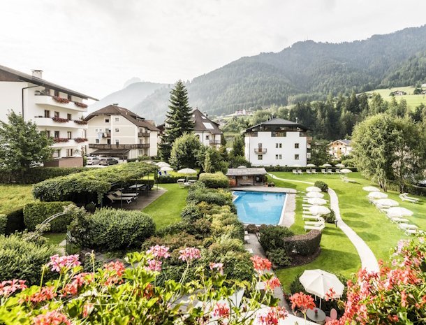 Hotel-Angelo-Engel-Ortisei-Trentino-overzicht-tuin.jpg