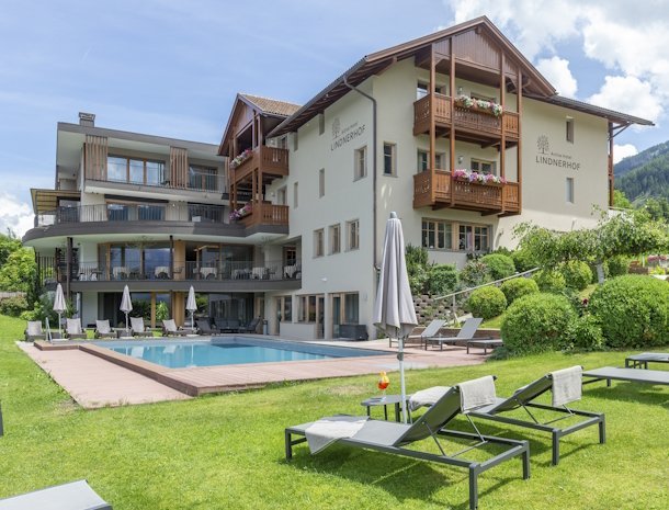 Hotel-Lindnerhof-Sankt-Lorenzen-Pustertal-met-zwembad.jpg