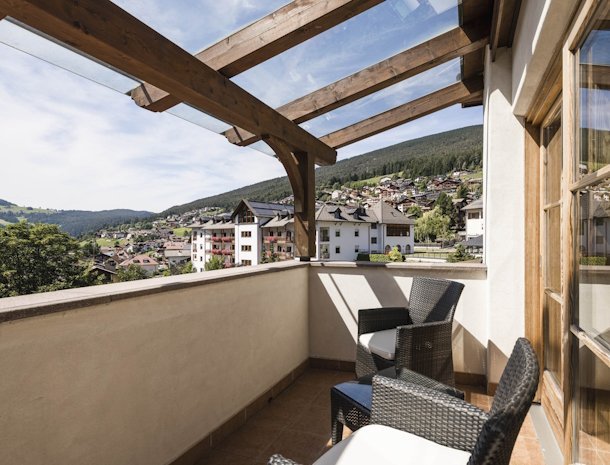 Hotel-Angelo-Engel-Ortisei-Trentino-balkon-uitzicht.jpg