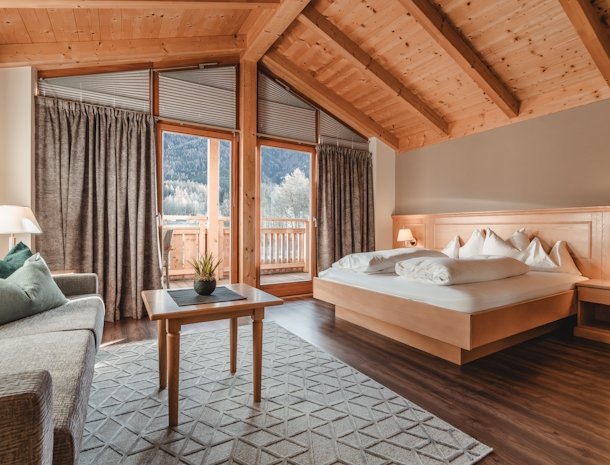 Hotel-Reischach-Kronplatz-junior-suite-bed.jpg