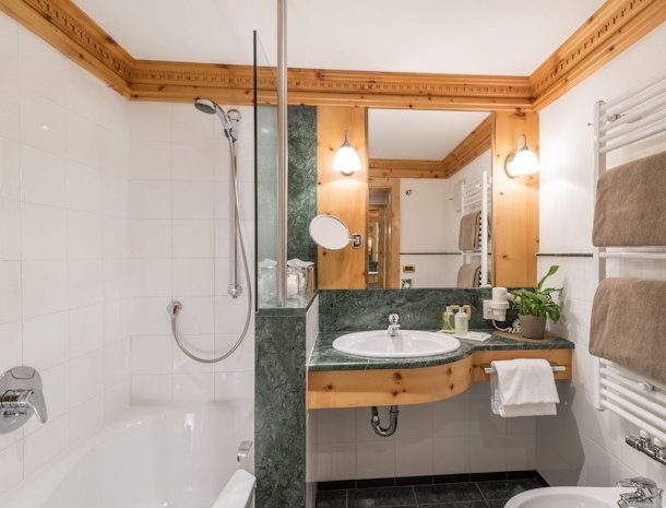 Hotel-Angelo-Engel-Ortisei-Trentino-standaard-badkamer.jpg
