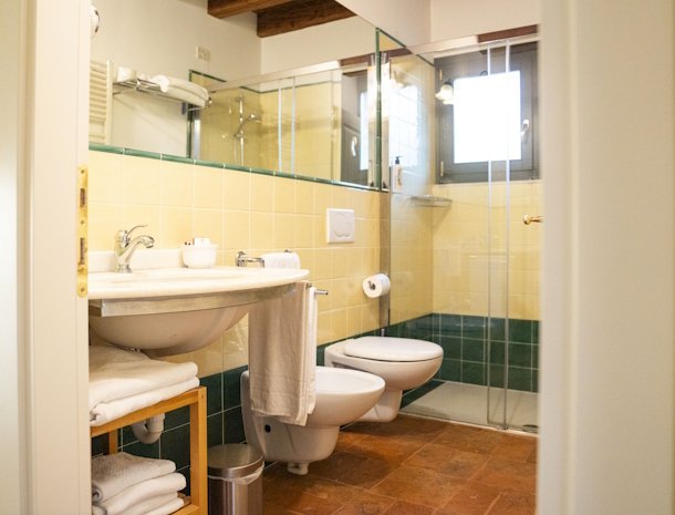 Albafiorita-agriturismo-latisana-friuli-badkamer-douche.jpg