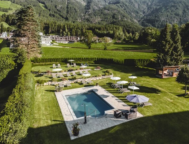 Hotel-Reischach-Kronplatz-zwembad-ligweide.jpg