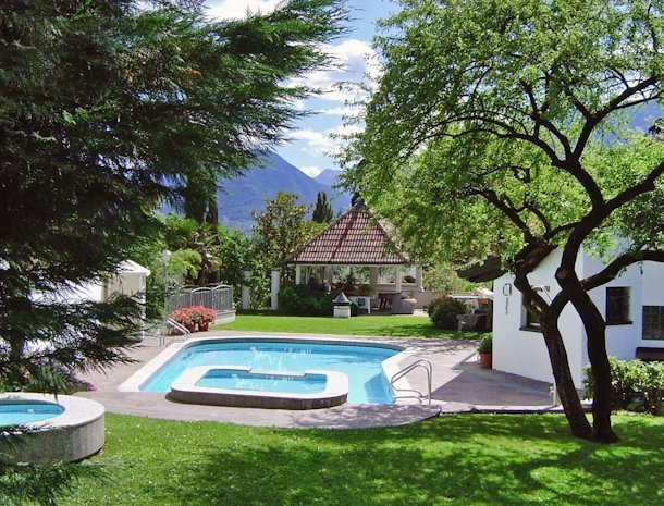 Riedingerhof-Merano-Trentino-tuin-zwembad-overzicht.jpg