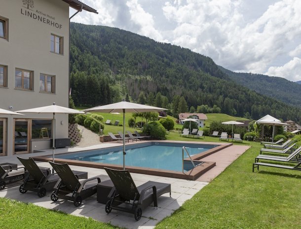 Hotel-Lindnerhof-Sankt-Lorenzen-Pustertal-zwembad.jpg