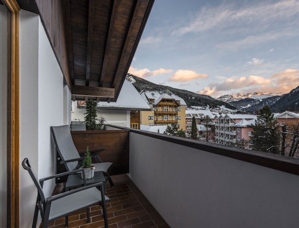bed-and-breakfast-villa-angelino-ortisei-trentino-balkon-winter.jpg