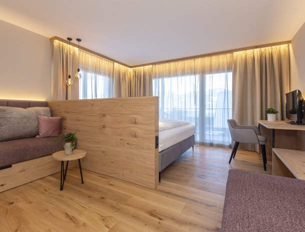 Hotel-Lindnerhof-Sankt-Lorenzen-Pustertal-suite-slaapgedeelte.jpg