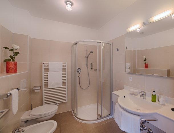 Hotel-Reischach-Kronplatz-2-persoonskamer-elegance-badkamer.jpg