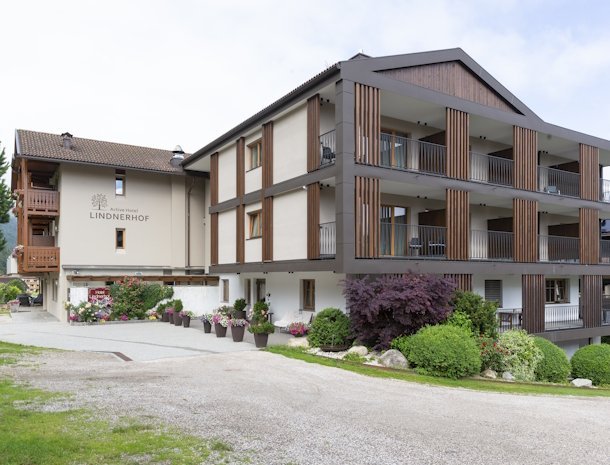 Hotel-Lindnerhof-Sankt-Lorenzen-Pustertal-aanzicht.jpg