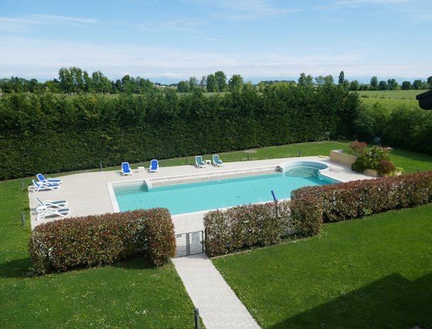 Tenuta-Aganis-Palazzolo-dello-Stella-Friuli-zwembad-overzicht.jpg