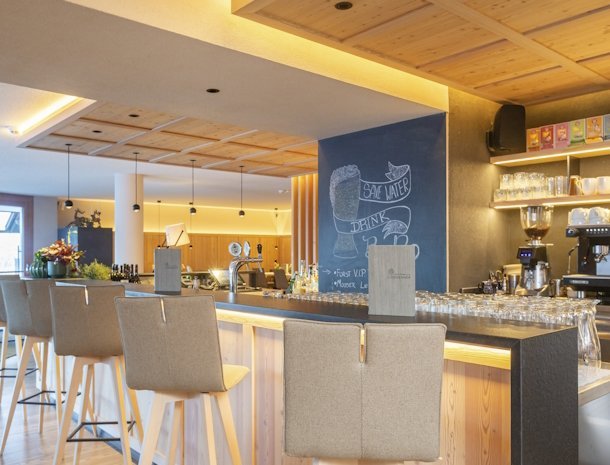 Hotel-Lindnerhof-Sankt-Lorenzen-Pustertal-bar.jpg