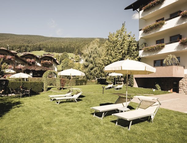 bed-and-breakfast-villa-angelino-ortisei-trentino-tuin.jpg