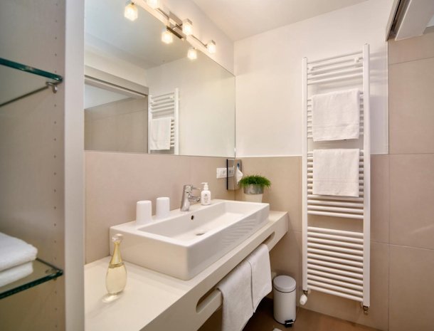 Riedingerhof-Merano-Trentino-badkamer.jpg