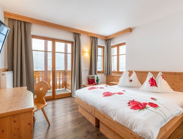 Hotel-Lindnerhof-Sankt-Lorenzen-Pustertal-slaapkamer-balkon.jpg