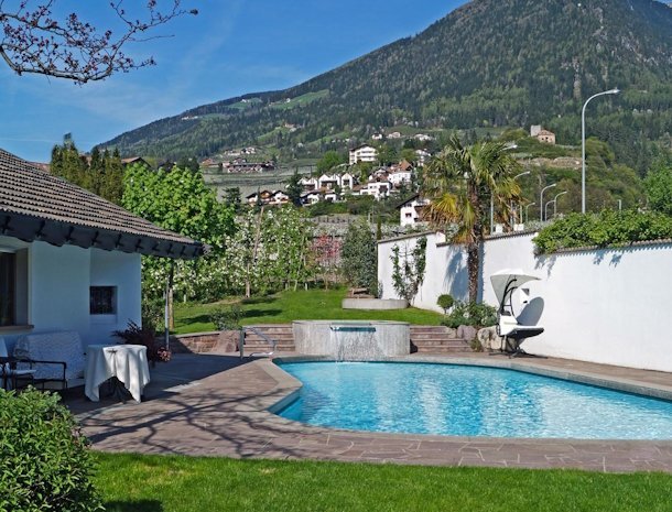 Riedingerhof-Merano-Trentino-tuin-zwembad.jpg