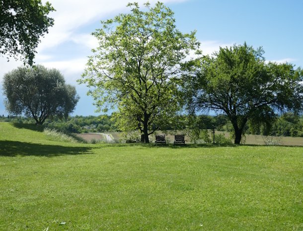 La Collina delle Mignole Friuli aanzicht tuiin.jpg