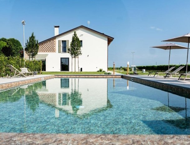 Locanda-Forchir-Camino-al-Tagliamento-Friuli-zwembad.jpg