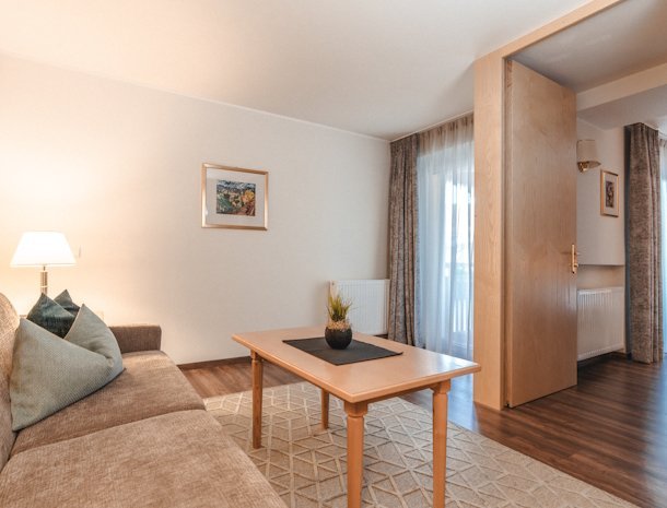 Hotel-Reischach-Kronplatz-familiekamer-met-tussendeur-bank.jpg