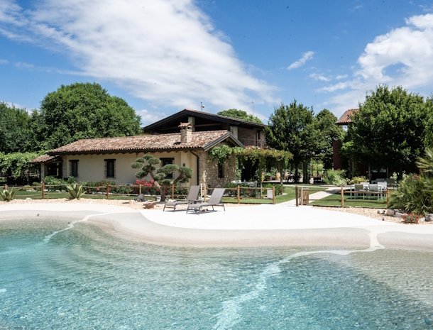 Albafiorita-agriturismo-latisana-friuli-zwembad.jpg