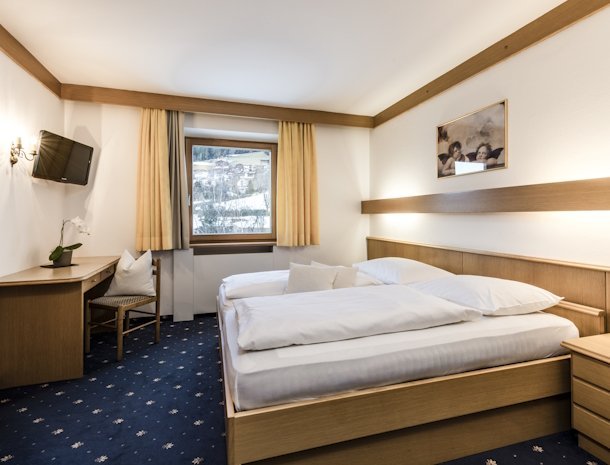 bed-and-breakfast-villa-angelino-ortisei-trentino-kamer-standaard.jpg
