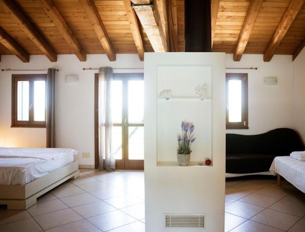 Tenuta-Aganis-Palazzolo-dello-Stella-Friuli-driepersoonskamer.jpg