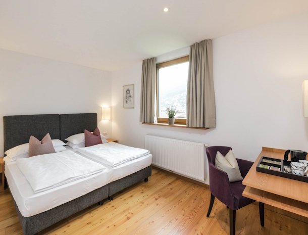 bed-and-breakfast-villa-angelino-ortisei-trentino-kamer-superior.jpg